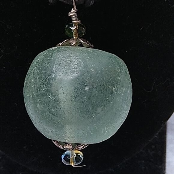 Silver metal and green glass‎ necklace on black cord - Picture 2 of 4